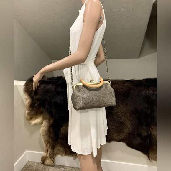 Handmade Genuine Cowhide Floral Embossed Wood Handle Kiss-lock Satchel Bag - Picture 4 of 11